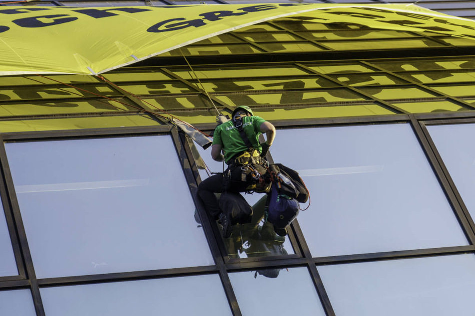 Am frühen Mittwochmorgen waren die Greenpeace-Aktivisten auf das Vordach der Deutsche-Bank-Türme geklettert.