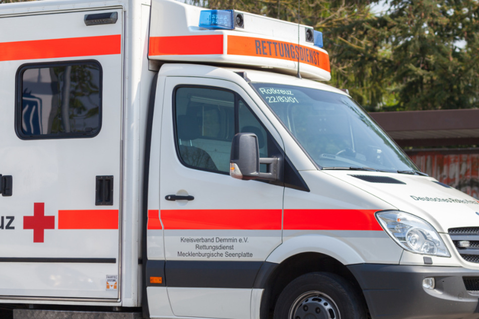 Weil er keine Maske tragen will: Patient greift Rettungssanitäter an