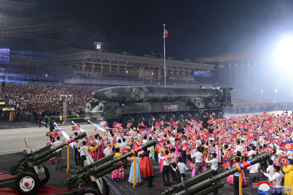 Bei der Militärparade in Pjöngjang war auch die Interkontinentalrakete Hwasong-17 zu sehen.