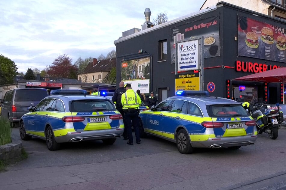 Am Montagabend ist es im Bereich einer Autowerkstatt in Hamburg zu einem Großeinsatz der Polizei gekommen. Ein Streit zwischen zwei Personen war eskaliert.