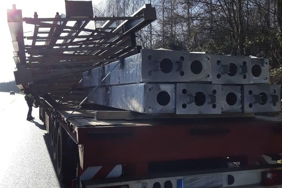 Gefährliche Ladung: Stahlträger auf Laster verrutscht