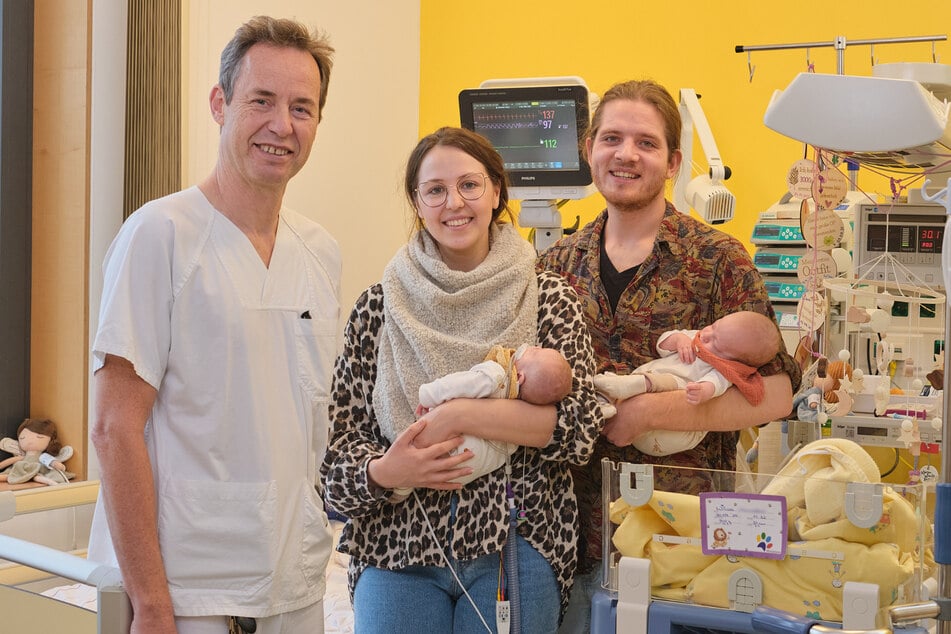 Prof. Ulrich Thome (l.) kennt die Risiken einer so frühzeitigen Entbindung nur zu gut. Er freut sich zusammen mit Chiara Mannsfeld und Jannik Knoche über die Entwicklung von Wilma (linkes Baby).