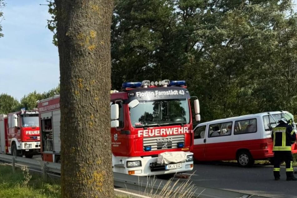 Ein Harley-Fahrer (38) überholte auf der B180 einen Laster und krachte frontal gegen einen Multivan.