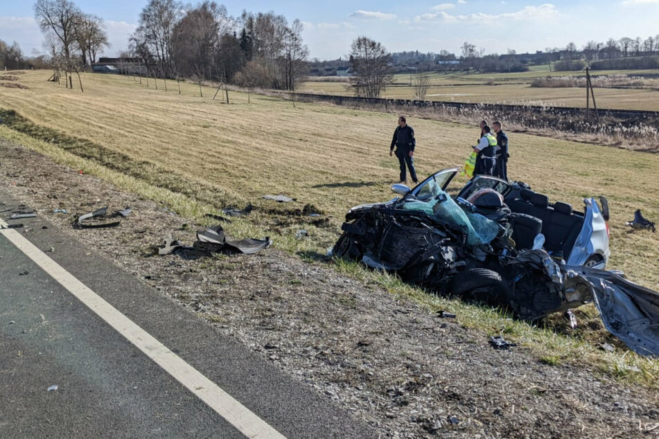 BMW kracht frontal in Lastwagen: Schwerverletzter wird in Spezialklinik geflogen