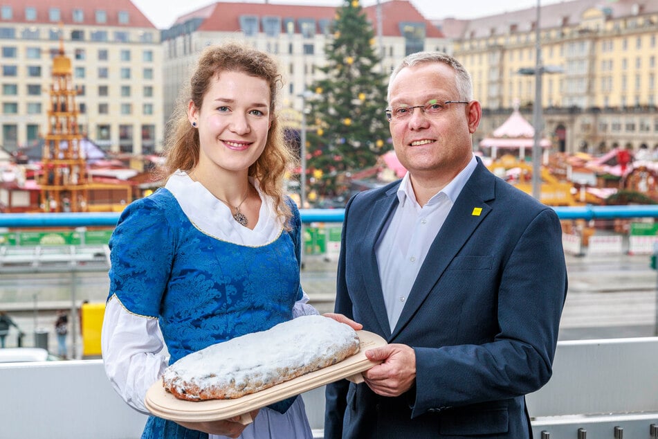 Freuen sich auf die Eröffnung des Striezelmarktes: Wirtschaftsbürgermeister Jan Pratzka (52, CDU) und Stollenmädchen Lorna Prenzel (22).