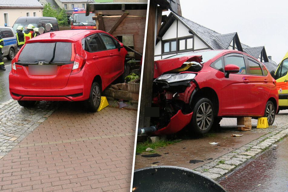 Unfall im Erzgebirge: Honda rollt ohne Fahrer durch Ort und kracht gegen Carport