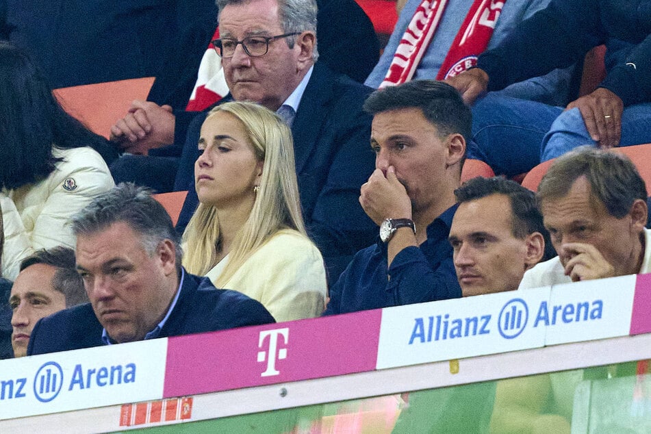 Giulia Gwinn (27, l.) und Constantin Frommann (28) gemeinsam bei einem Bayern-Spiel im August 2025. Inzwischen haben sich die beiden getrennt.