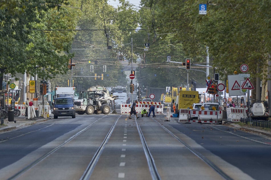 Ab Montagmorgen wird die erneuerte Gleiskreuzung Fetscherplatz wieder für den Verkehr und die Straßenbahnen freigegeben.