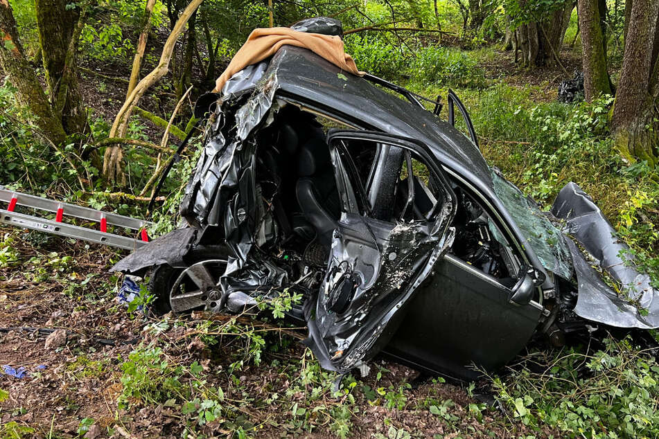 Auto stürzt 70 Meter ab: Fahrer wird aus Auto geschleudert und stirbt