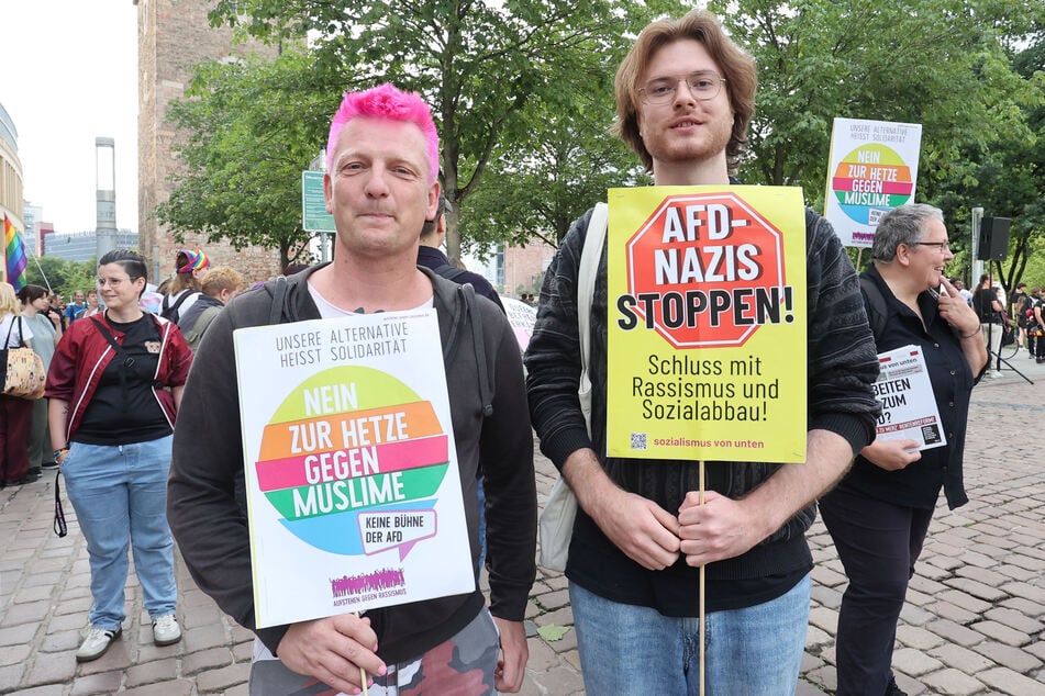Ein Teilnehmer (r.) der CSD-Mahnwache in Chemnitz hielt ein "AfD-Nazis stoppen"-Schild in den Händen. Im Mittelpunkt der Veranstaltung standen jedoch Trauer und Gedenken.