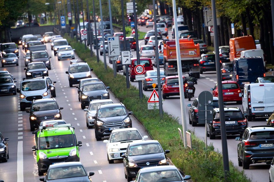 Zahlreiche Fahrzeuge fahren auf dem Mittleren Ring in München.