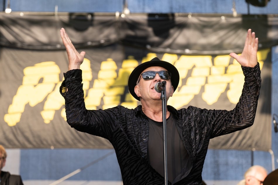 André Herzberg, der Sänger der Rockband Pankow, hat beim Konzert im Liveclub Tante JU noch einmal alles gegeben.