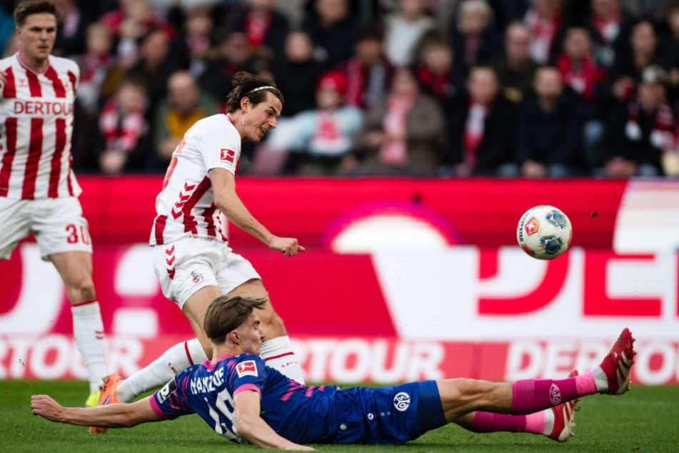 Mainz-Verteidiger Kacper Potulski blockt einen Abschluss von FC-Angreifer Jakub Kaminski in letzter Sekunde (25.).