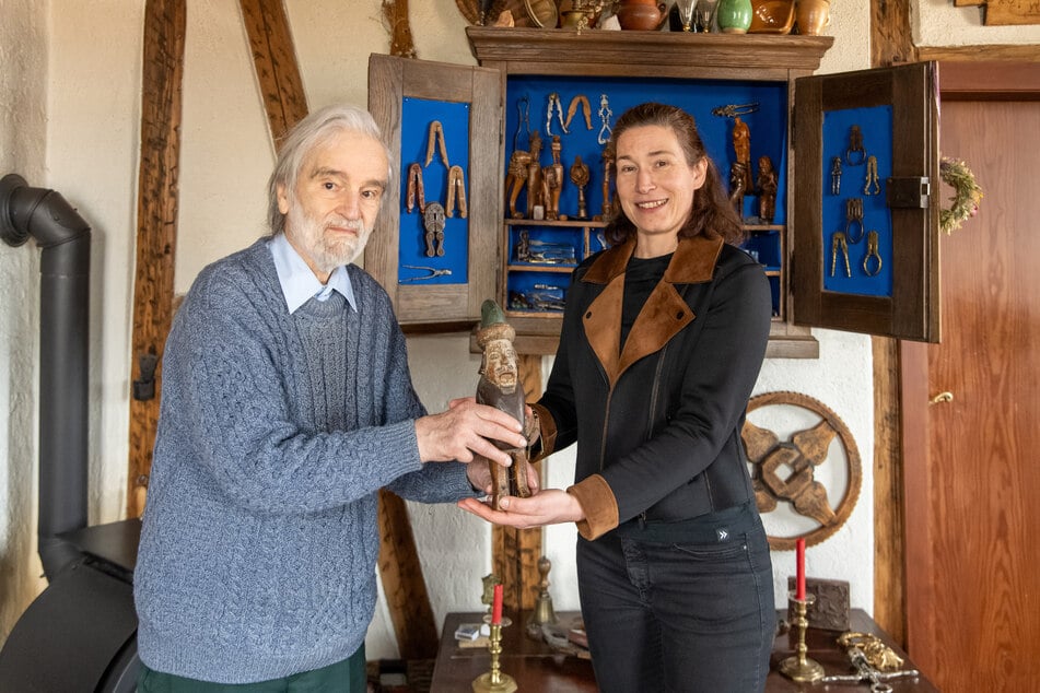 Bei Sammler Adolf Heidenreich (85) begutachtete Thorid Zierold (48) historische Nussknacker, die bald das Seiffener Spielzeugmuseum bereichern.
