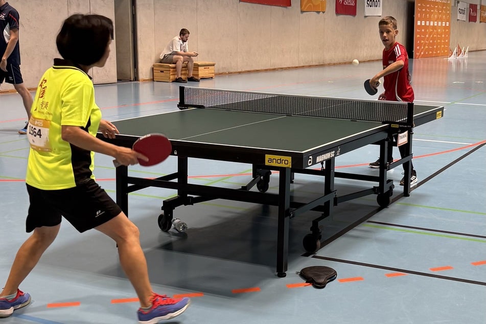 Franz (im roten Trikot) beim Tischtennis-Wettkampf. Trainiert hat er dafür in der Schule.