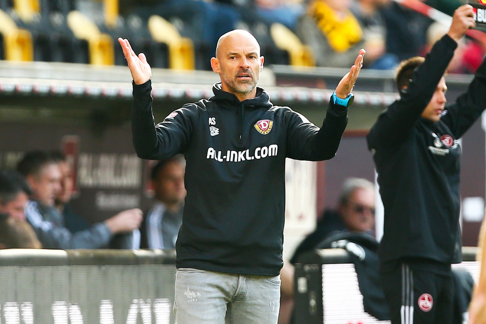 "Was ist los mit euch?", scheint Dynamo-Coach Alexander Schmidt (52) hier zu sagen. Trotz des negativen Trends blickt er optimistisch in die Zukunft.