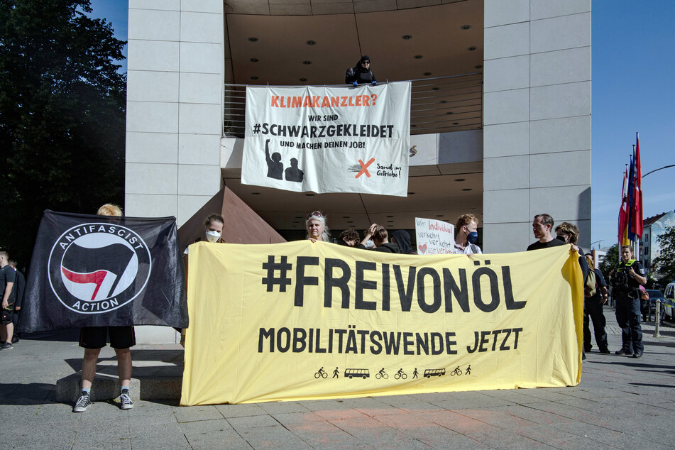 Klima-Aktivisten haben unter anderem mit dem Hashtag #freivonöl vor der SPD-Zentrale in Berlin demonstriert.