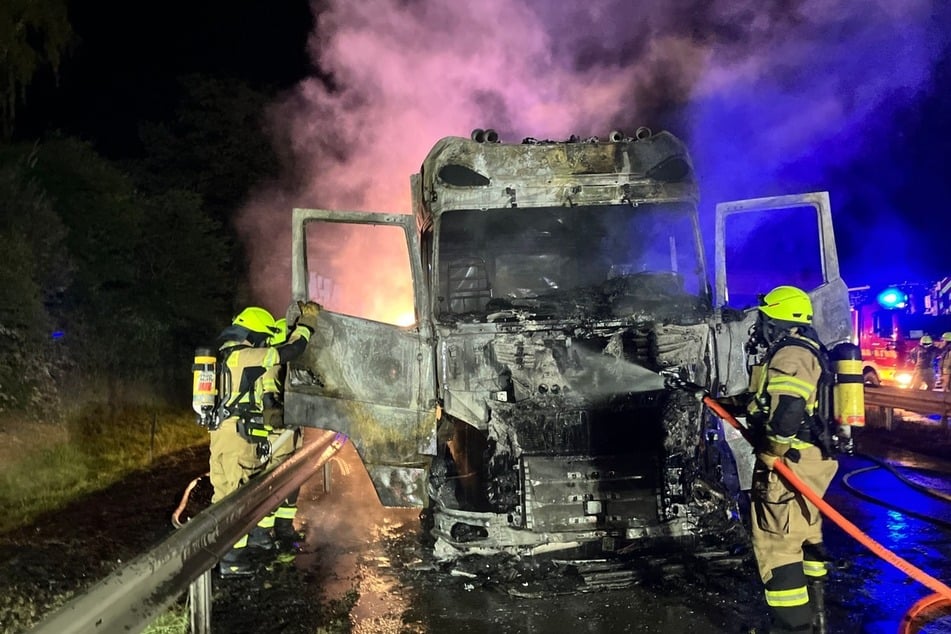 Mitten in der Nacht ist ein Schwertransporter auf der A1 in Brand geraten.