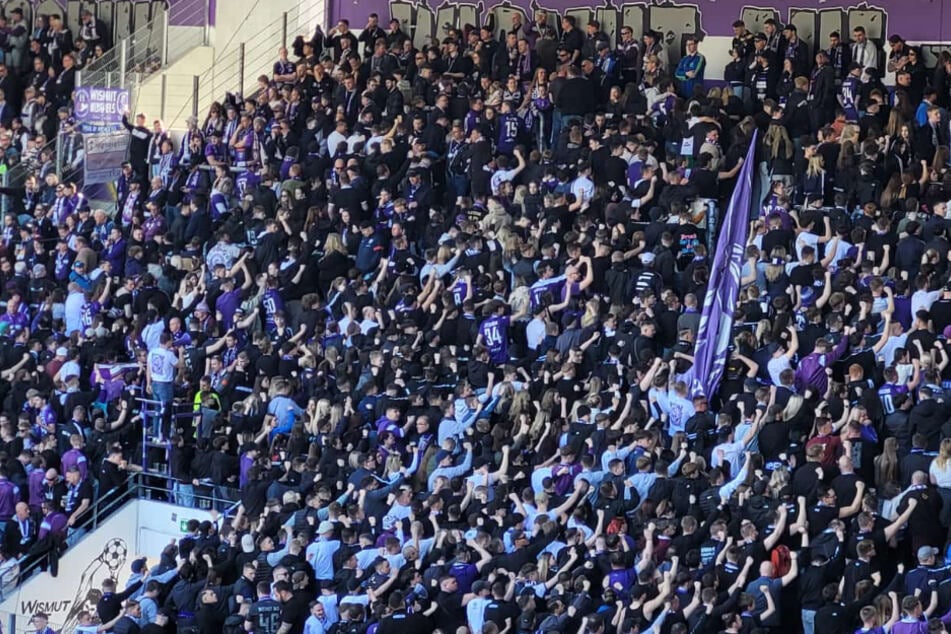 Nach dem 0:2 hatten die lila-weißen Fans genug gesehen, wendeten sich von ihrer Mannschaft ab.