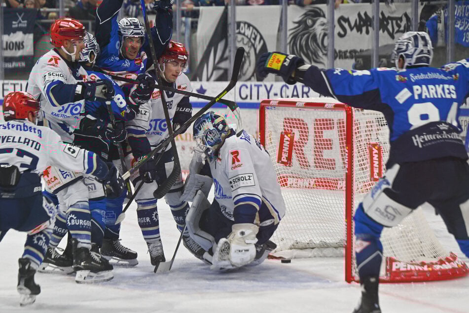 In dem Gewühl schob Eislöwen Austin Ortega zum 2:2 ein.