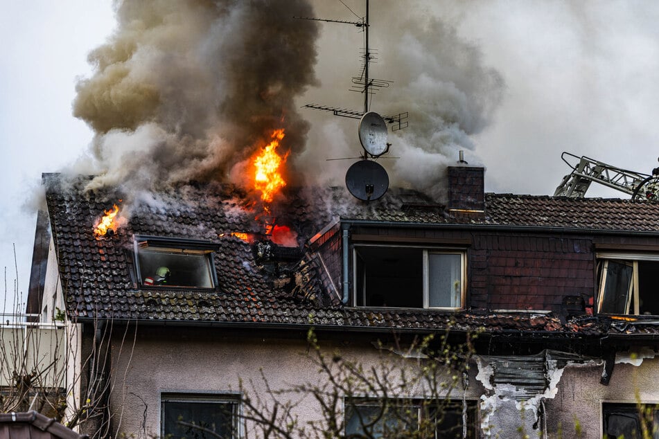 Dichter Rauch steigt aus dem Mehrfamilienhaus in Weiterstadt auf. Das Gebäude ist nach dem Brand unbewohnbar.