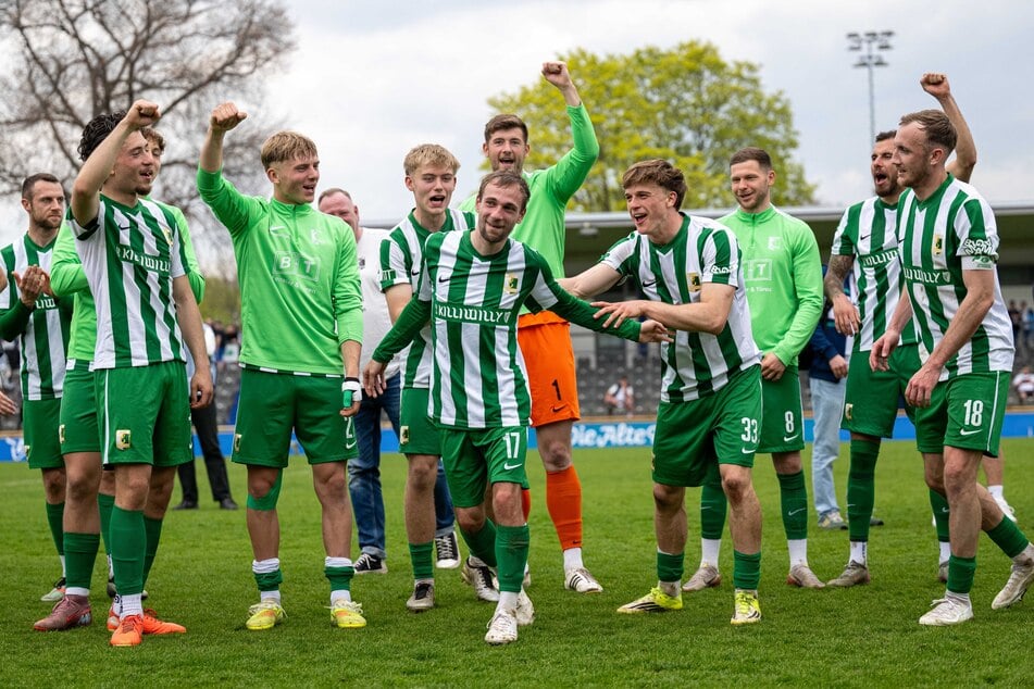 Torschütze Kay Seidemann (26) durfte sich zu Recht von seinen Mitspielern für den Siegtreffer feiern lassen.
