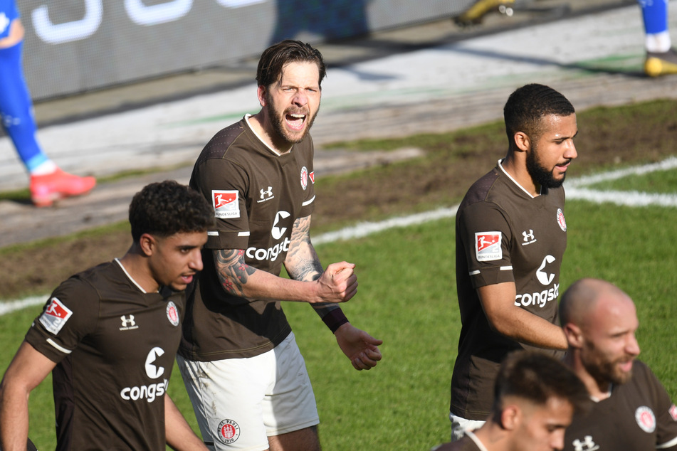 Für den FC St. Pauli um Goalgetter Guido Burgstaller (2.v.l.) gibt es aktuell viel zu jubeln.