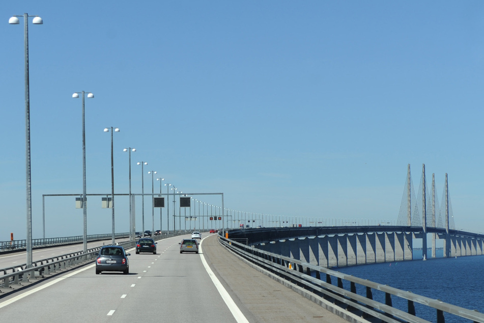 Autos fahren über die Öresundbrücke, die die dänische Hauptstadt Kopenhagen und die schwedische Stadt Malmö verbindet.