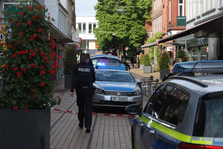 Die Polizei sperrte den Bereich um das Café weiträumig ab.