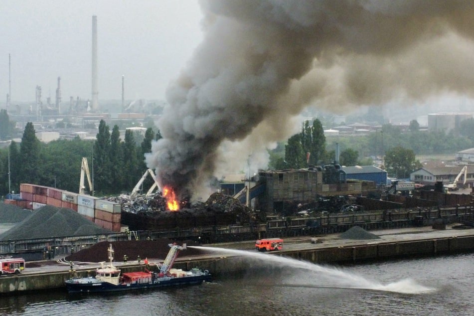 Laut Informationen von vor Ort brennen hier 60 Tonnen Metallschrott.