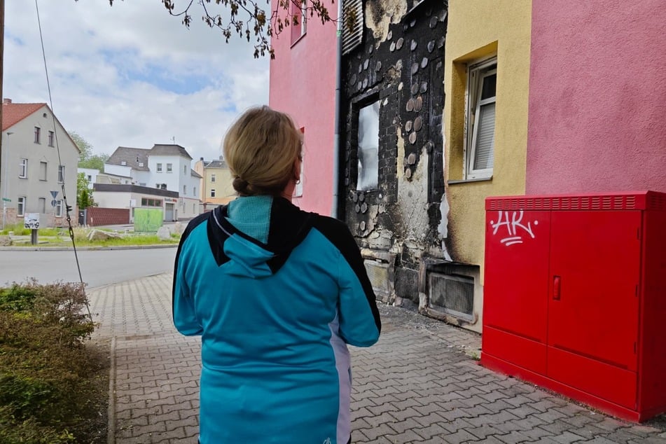 Eine Bewohnerin (55) erlebte das verheerende Feuer hautnah mit. Der Feuermelder rettete ihr das Leben.