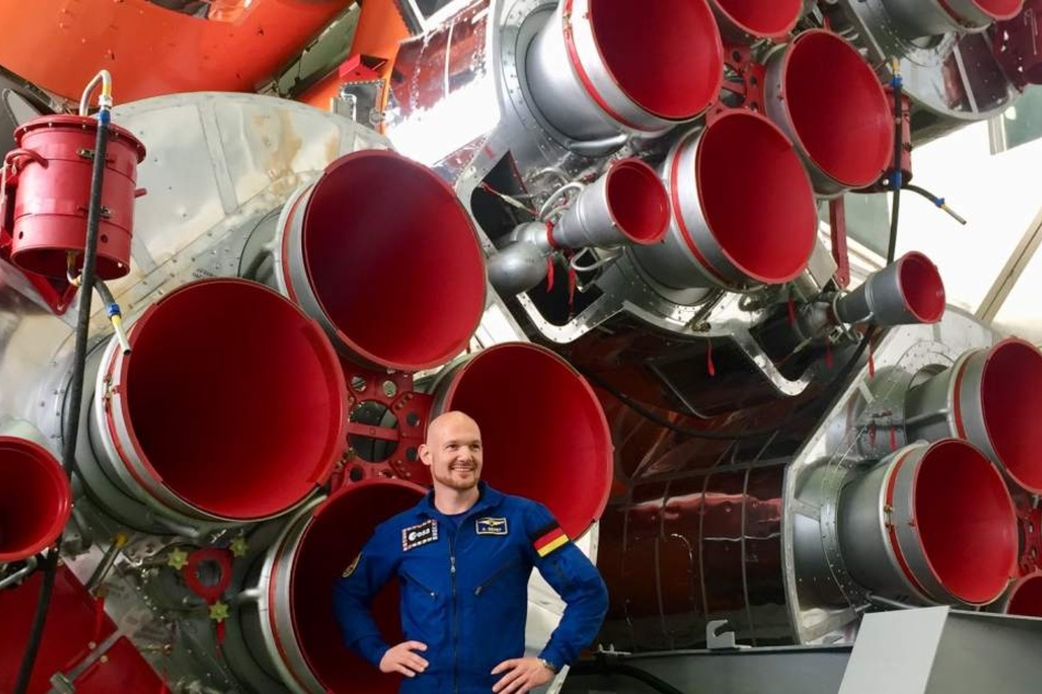 Alexander Gerst vor dem Antrieb der Sojus-Rakete. Sie hat eine Leistung von umgerechnet etwa 26 Millionen PS.