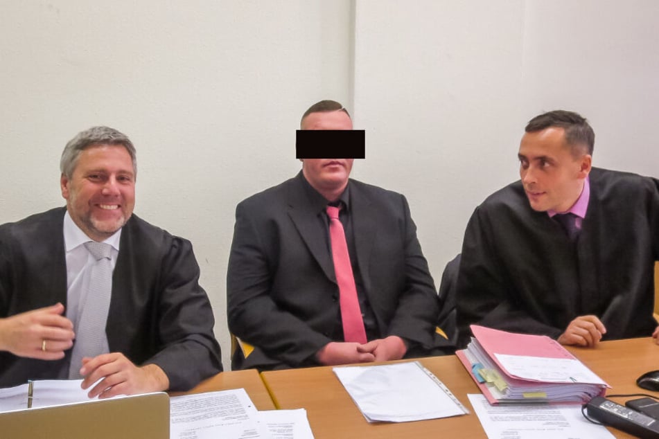 Erst verurteilt, jetzt freigesprochen: Thomas K. (32), hier mit seinen Verteidigern Curt-Matthias Engel (l.) und Mario Thomas.