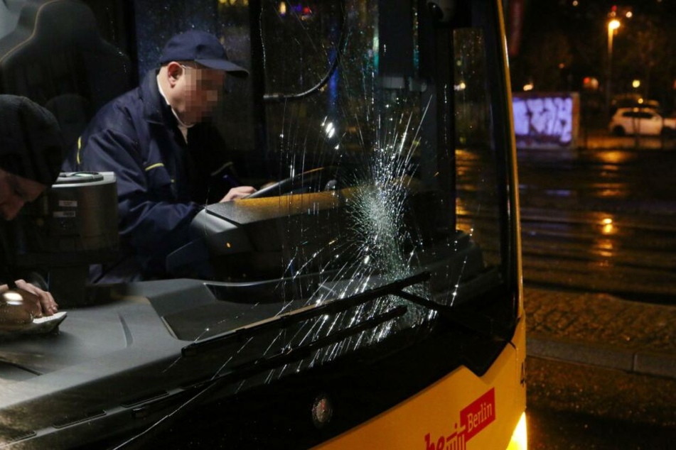 Am Sterndamm soll ein Fußgänger von einem Bus erfasst worden und ebenfalls schwer verletzt worden sein.