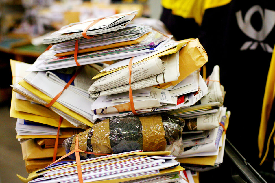 Mehr als 10.000 Briefe gestohlen? Polizei schnappt zufällig zwei Postboten