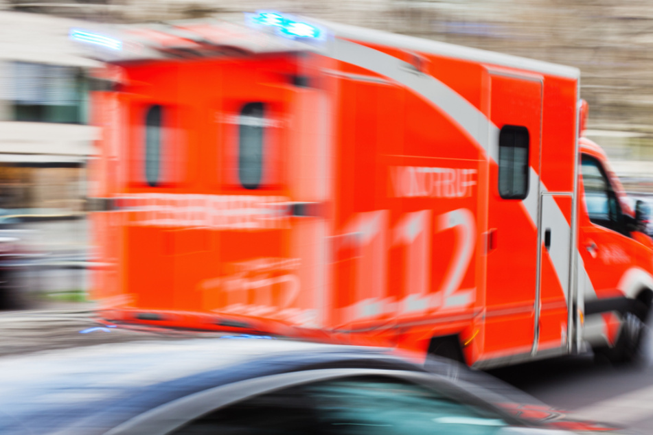 Das vierjährige Mädchen wurde zur stationären Behandlung in ein Krankenhaus gebracht. (Symbolbild)