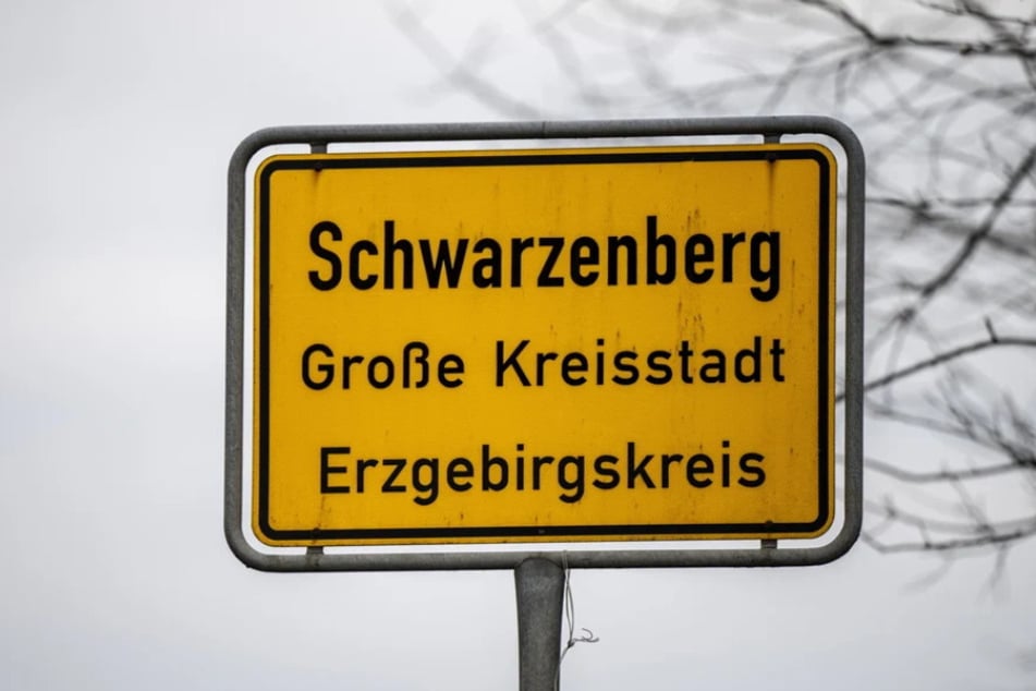 Bei einer Verfolgungsjagd mit der Polizei durch Schwarzenberg schaffte es ein 17-Jähriger nur wenige Straßen weit. (Archivbild)