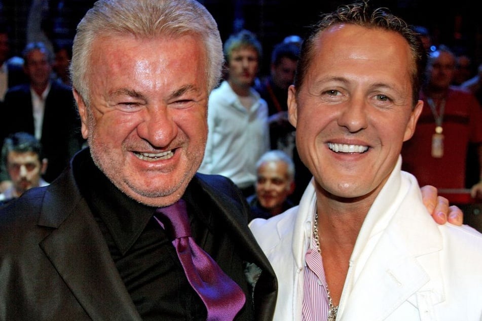 Michael Schumacher (56, r.) und Willi Weber (83) posieren im Jahr 2009 am Rande eines Box-Events am Nürburgring