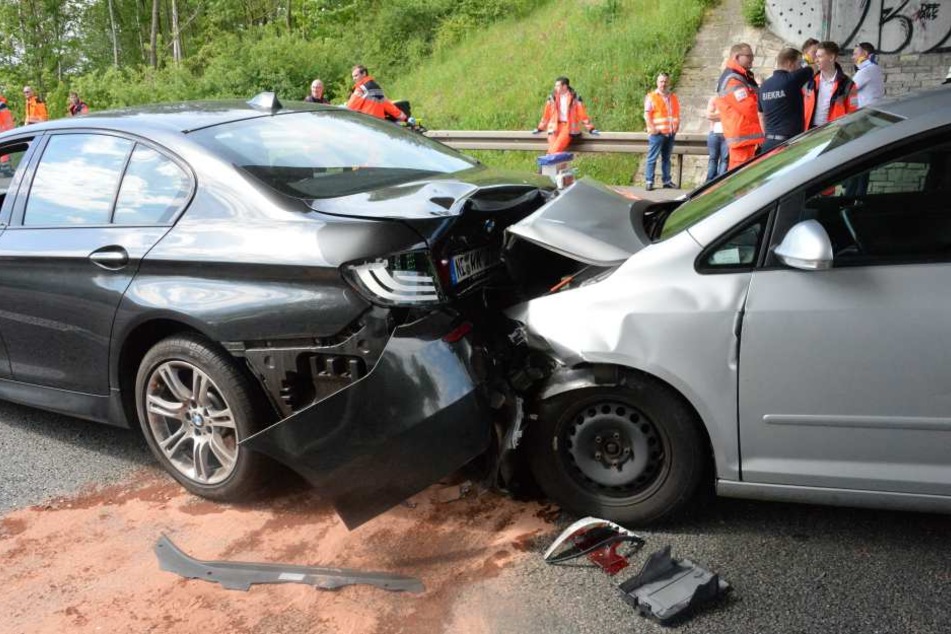 In den BMW wiederum krachte ein VW-Golf.