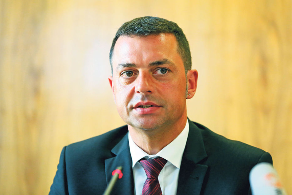 Der Bautzner Vize-Landrat Udo Witschas (45, CDU) gerät durch die NPD-Affäre
weiter in Bedrängnis. Noch hält die CDU zu ihm.