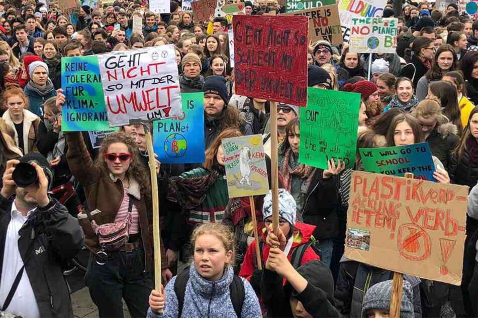 Viele Schüler brachten Transparente mit.