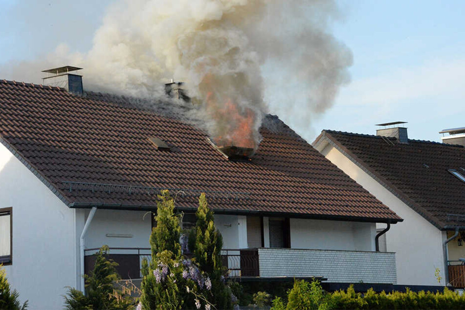 Die Flammen schlugen schon aus dem Fenster.