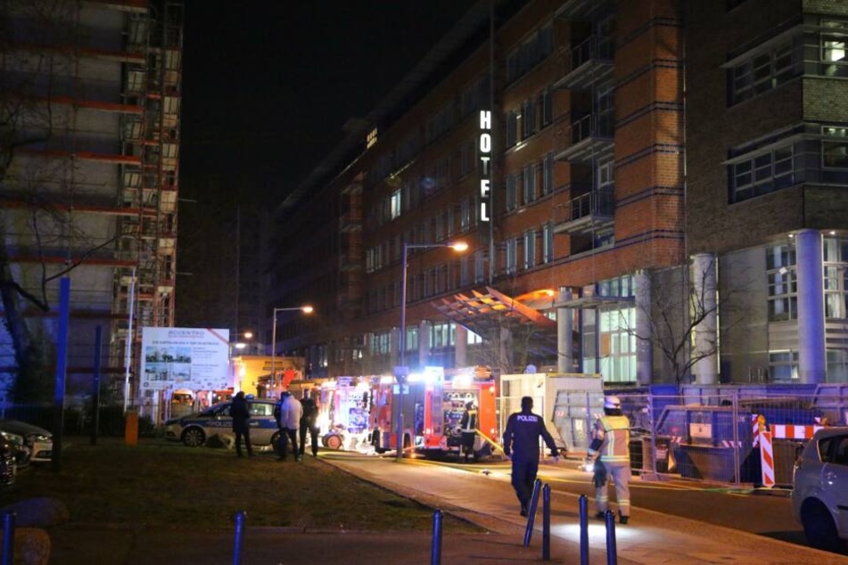 Das Hotel von außen, inklusive Einsatzwägen der Feuerwehr.