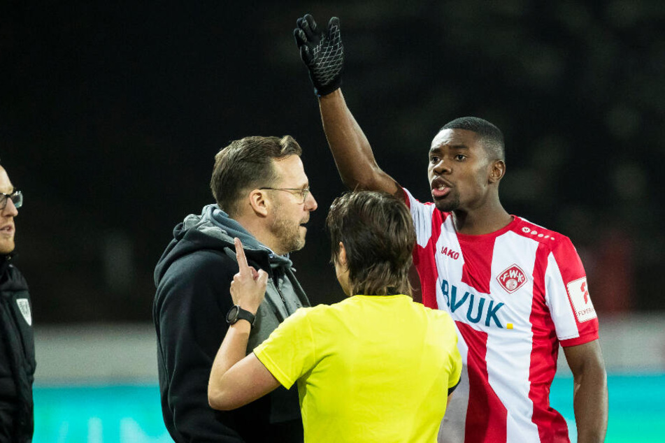 Leroy Kwadwo (r.) wurde am Freitagabend rassistisch beim Spiel von Preußen Münster gegen die Würzburger Kickers beleidigt.