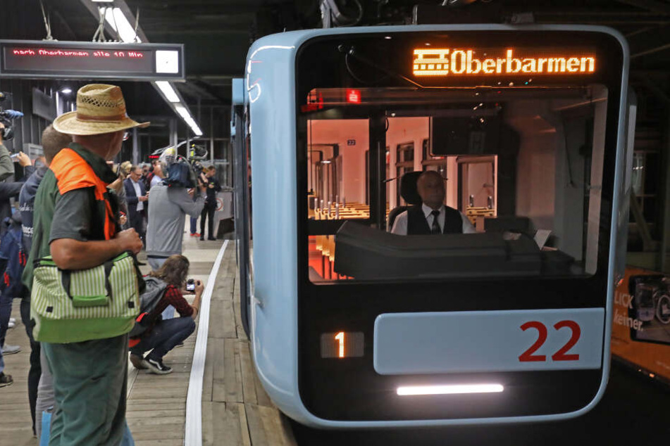 Die Wuppertaler Schwebebahn transportiert pro Jahr etwa 80.000 Fahrgäste.