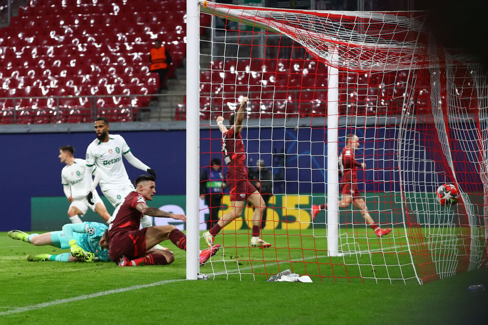 RB Leipzig ging in der 19. Minute mit 1:0 in Führung. Benjamin Sesko brauchte den Ball nach einem Querpass nur noch über die Linie grätschen.