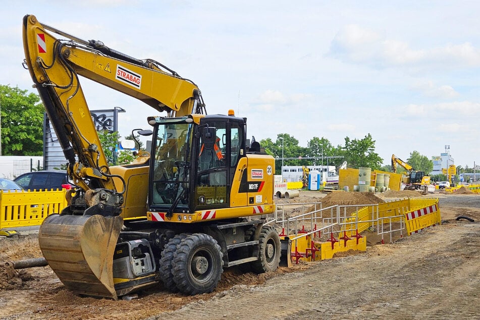 Wenigstens wird die Behelfsfahrbahn ab Mitte Dezember nicht mehr benötigt, dann können Autofahrer wieder an der regulären Ampel von der Windorfer Straße auf die Dieskaustraße auffahren.
