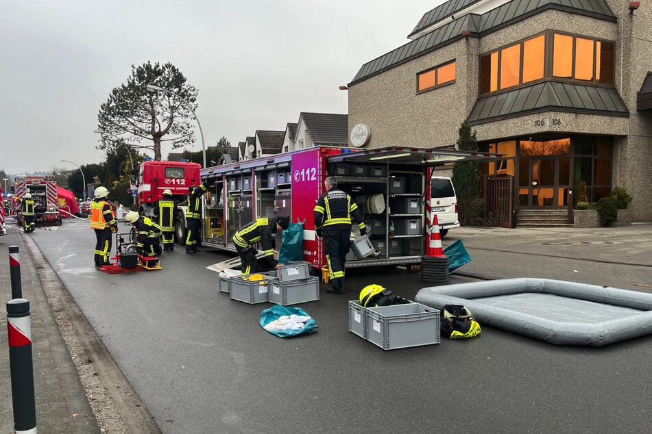 200 bis 300 Liter eines Gefahrstoffs traten aus einem Behältnis aus.