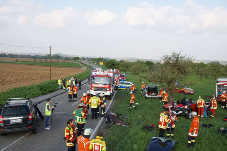Polizei, Rettungsdienst und Feuerwehr an der Unfallstelle, die B295 musste für mehrere Stunden gesperrt werden.