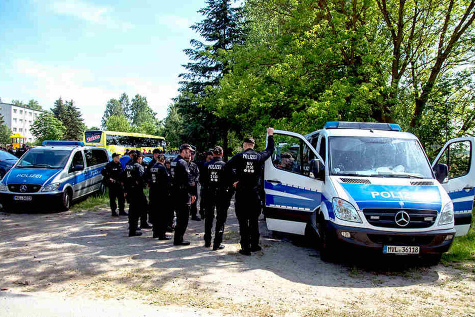 Polizisten sichern die Zufahrt zu einer der Absturzstellen in einem Feld in der Nähe von Nossentiner Hütte.